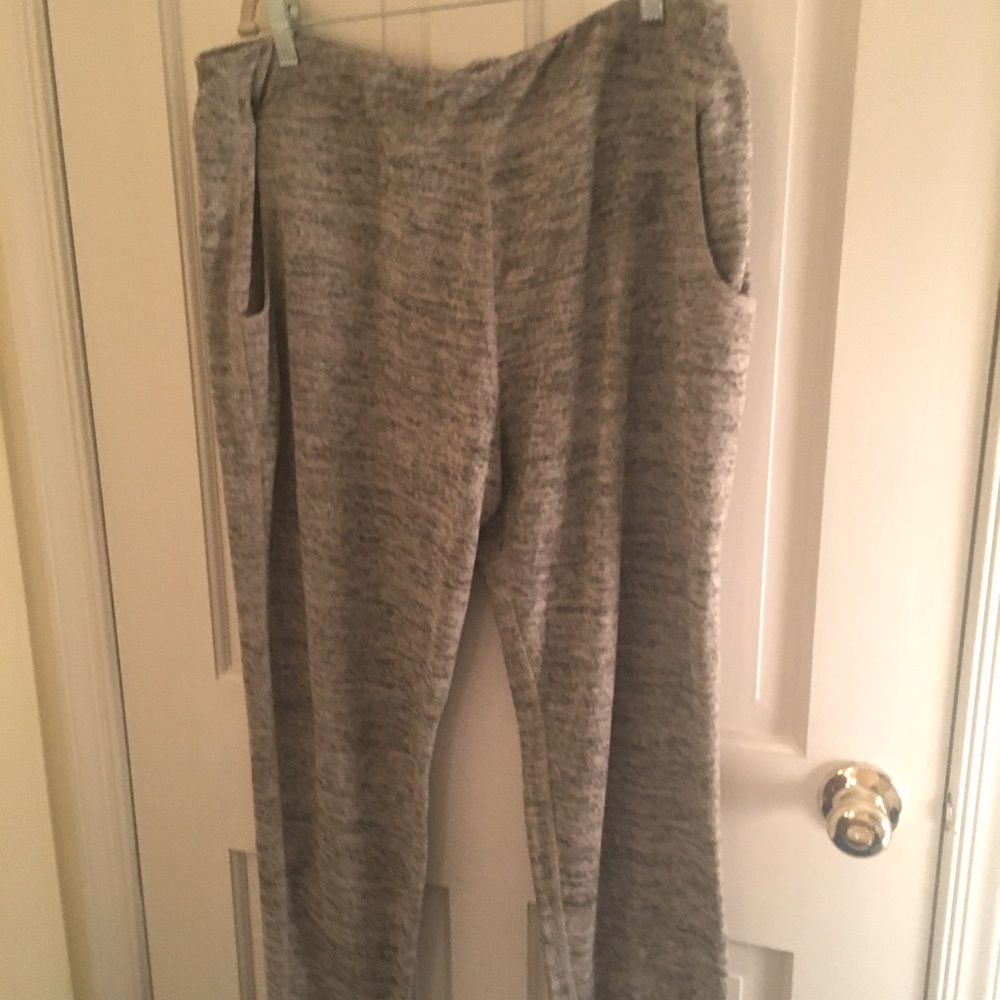 Lounge joggers— Logo